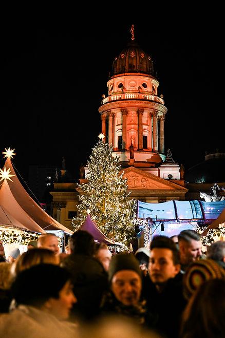 Flexibility in your travel plans allows you to adjust when things go wrong. Christmas Market in Berlin, Germany. Image by ΘSWΛLD.