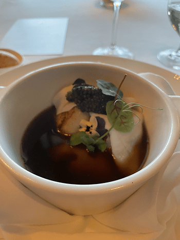 SAINT-JACQUES RÔTI FEUILLES DE SEICHE, GRAINS DE CAVIAR, CONSOMMÉ DE CRUSTACÉ